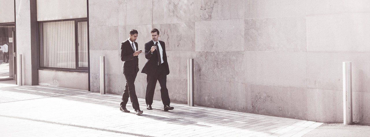 Geschäftsmänner Gespräch Telefon Fassade